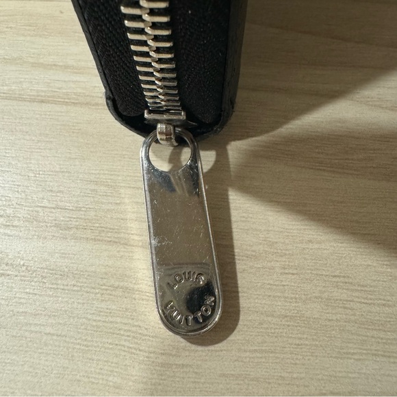 24 hour sale! Only $575 Beautiful Louis Vuitton Zippy Wallet - Picture 5 of 10